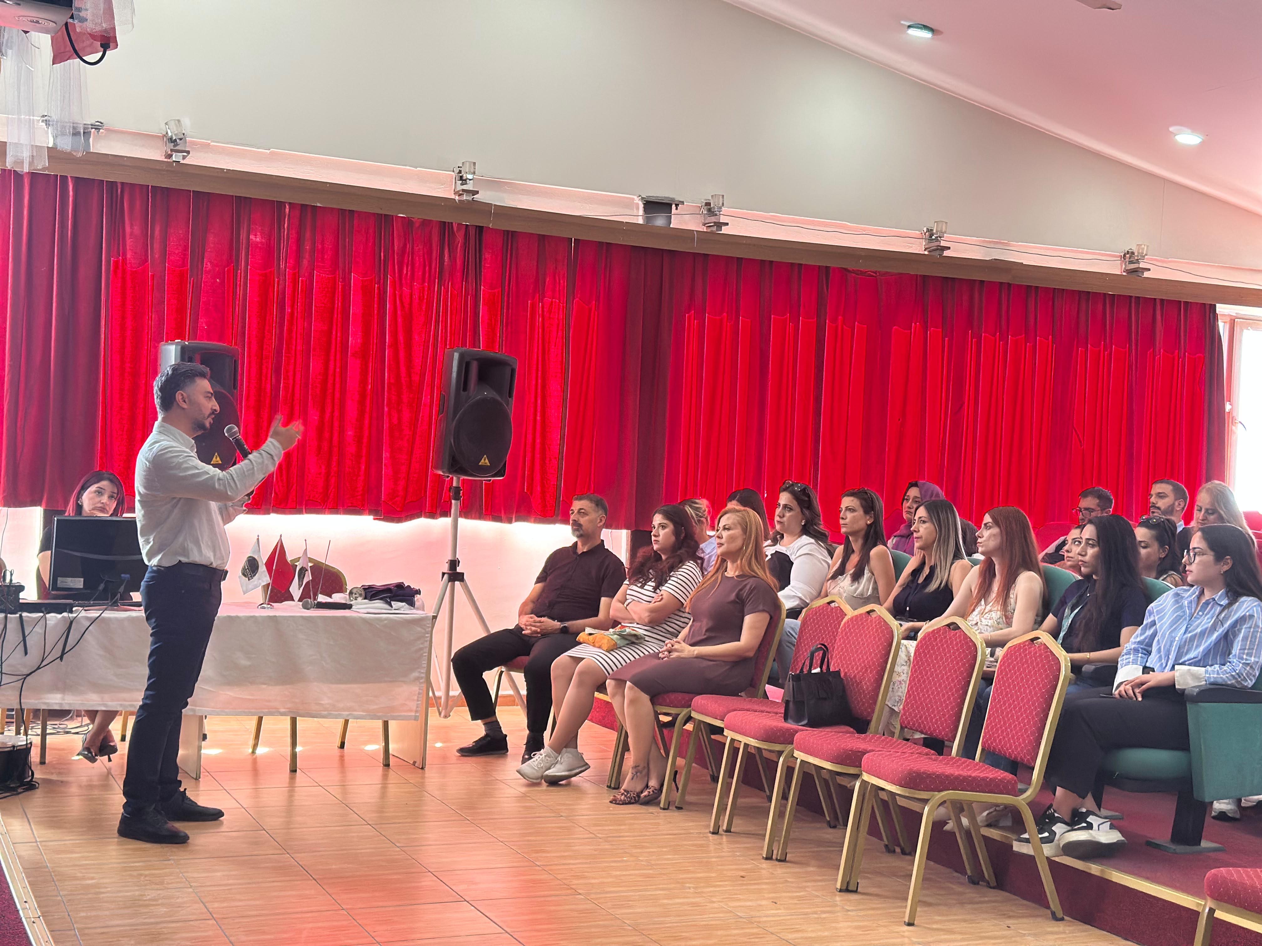 Uzm. Dr. Hüseyin Tunca konferans salonunda dinleyicilerle soru-cevap ve vaka analizi yaparken